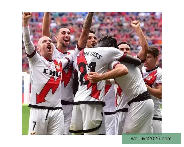 德累斯顿与赫塔球迷互掷烟火致比赛中断20分钟双方冲突引发赛场混乱